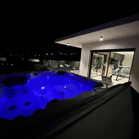 Vue « golf St Tropez » فيلة *
