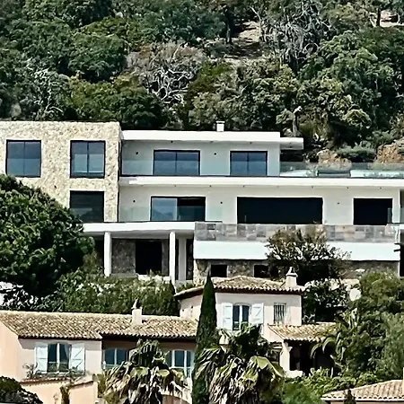 Vue « golf St Tropez » فيلة *