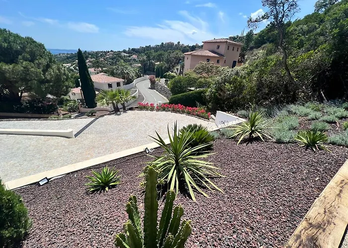 فيلة Vue « golf St Tropez » *