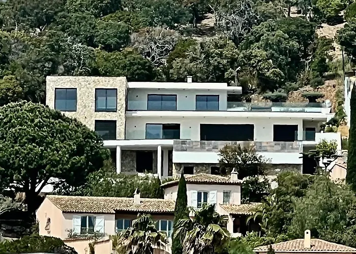 Vue « golf St Tropez » فيلة *