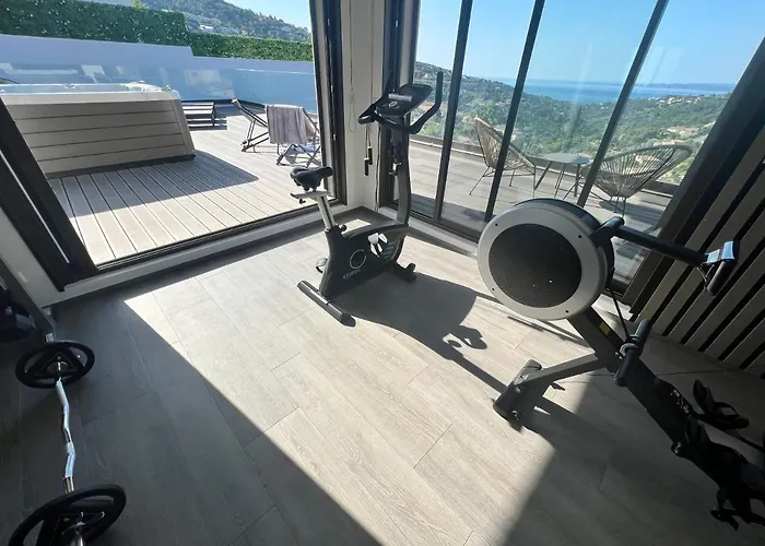 Vue « golf St Tropez » *
